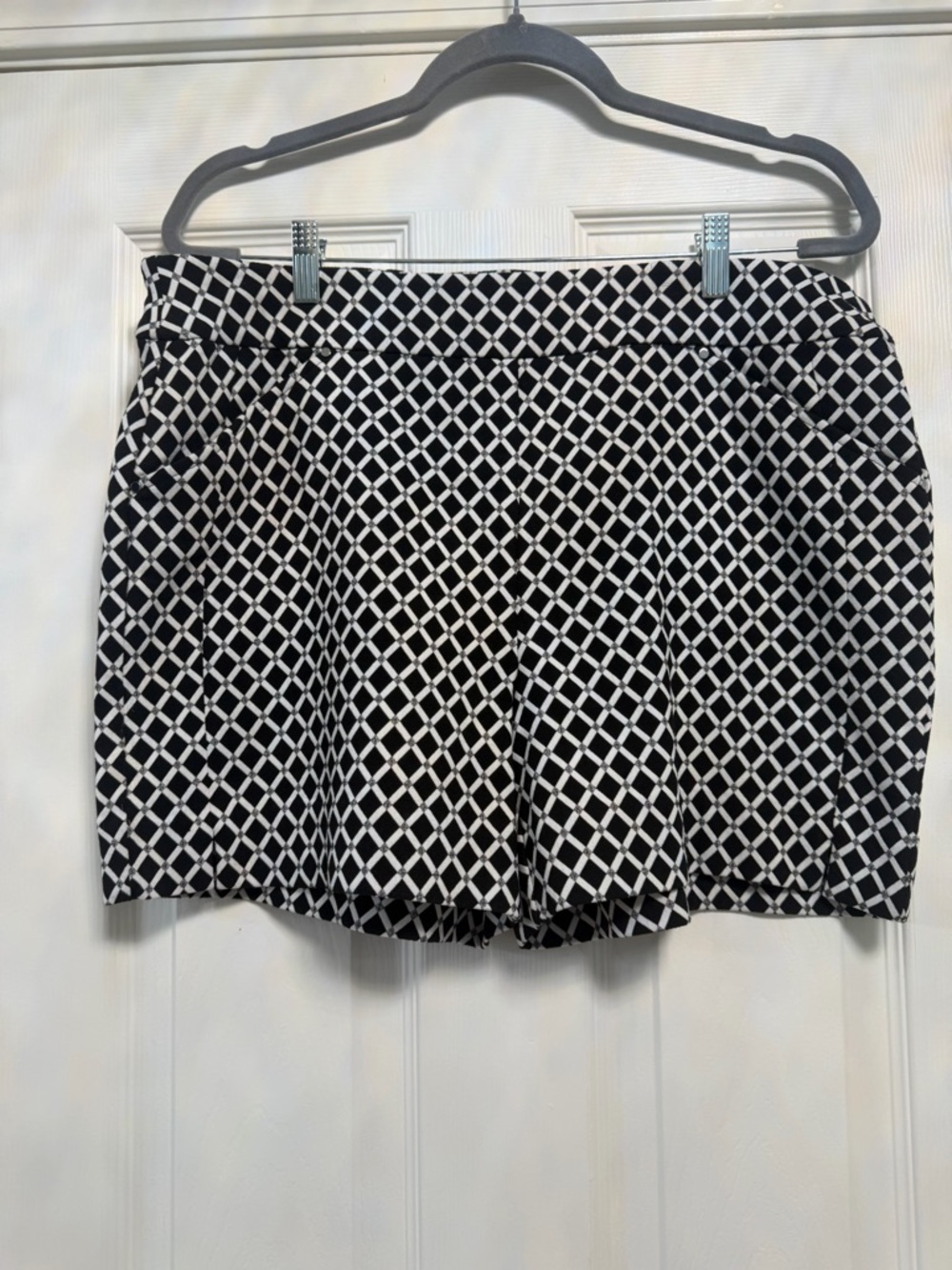 International Concepts Black and White Geometric Print Shorts - size 14